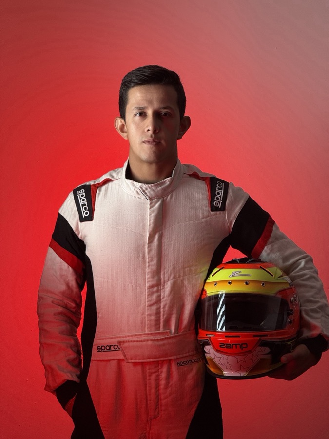 Alejo Luengas con overol de competición y casco