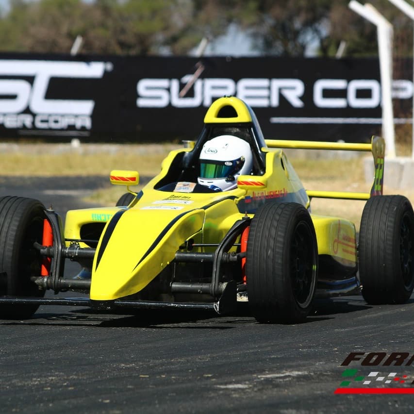 Alejo Luengas en pista con un monoplaza