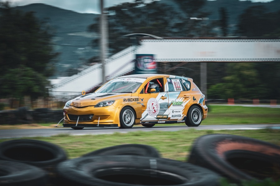 Auto de turismos en pista con patrocinadores